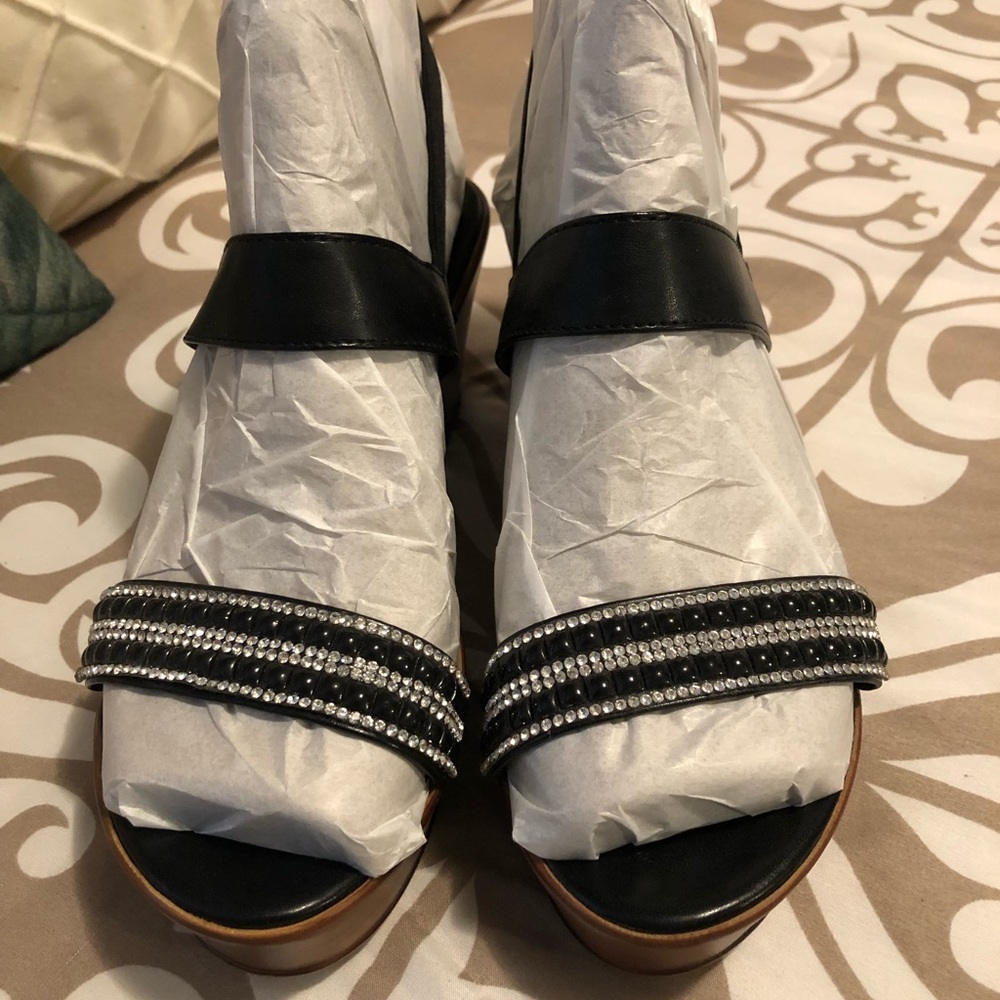 Woman’s size 40 Italian Shoemakers leather heels.